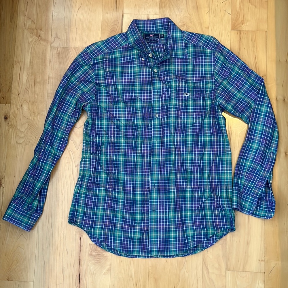 Vineyard vines button down worn one time. Size medium.